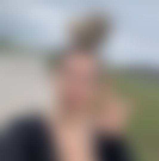 Mia, 44